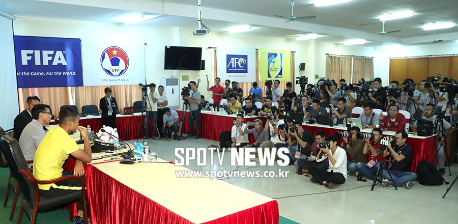Hình ảnh trong cuộc họp báo Việt Nam vs Malaysia